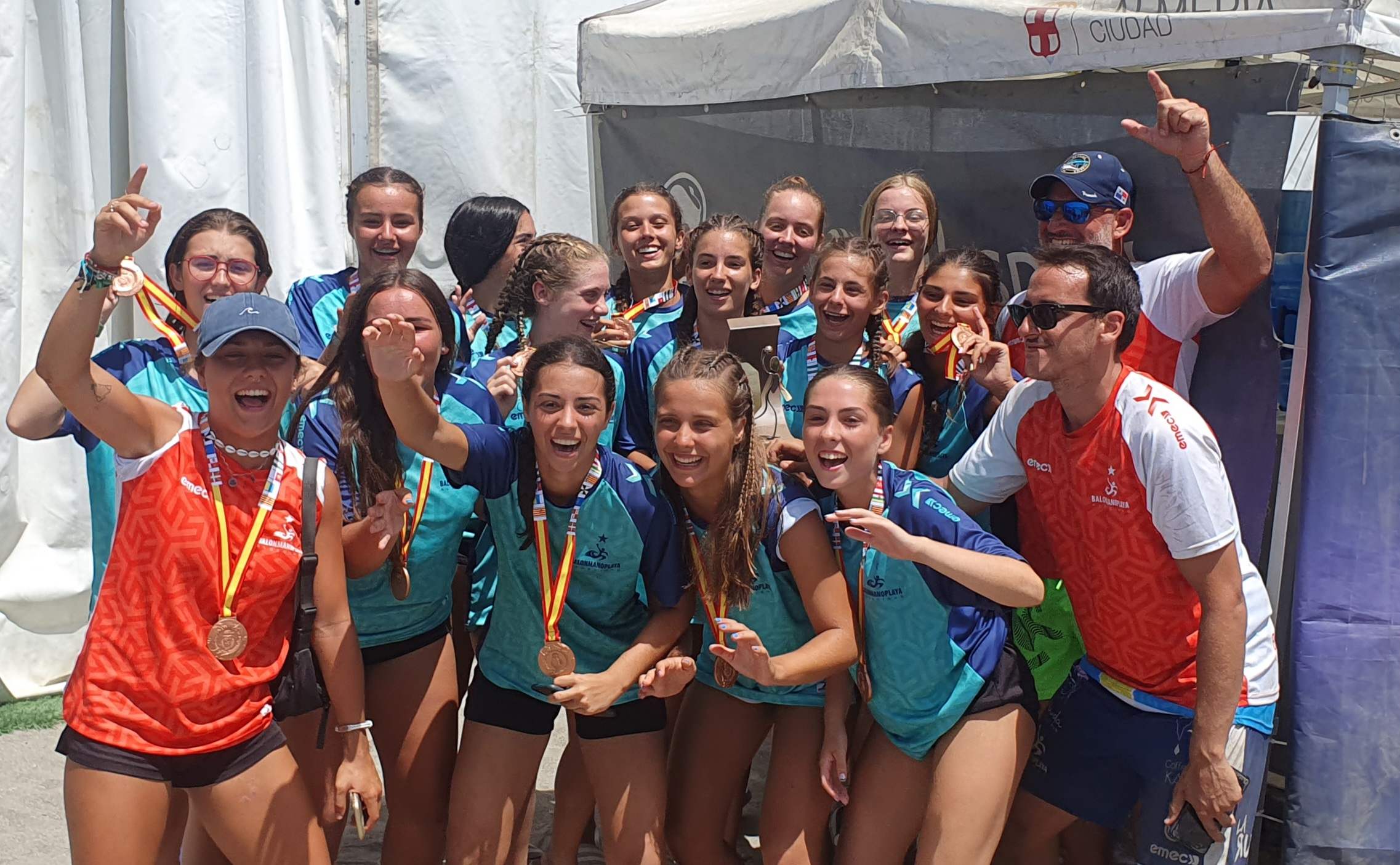 Las jugadoras del equipo cadete femenino del BM Playa Algeciras con la medalla de bronce en el Campeonato de España