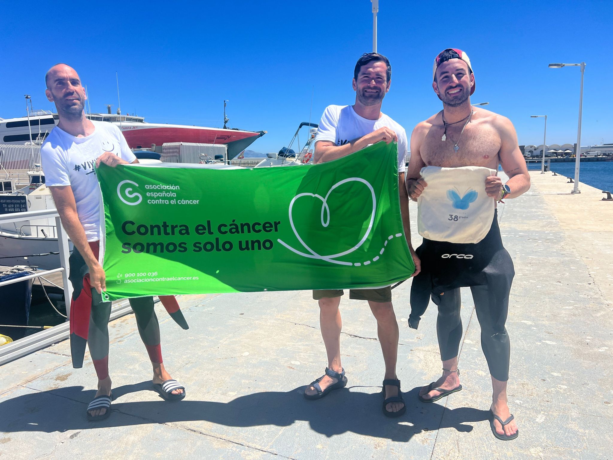 Dos albaceteños y un madrileño cruzan a nado el Estrecho por fines solidarios