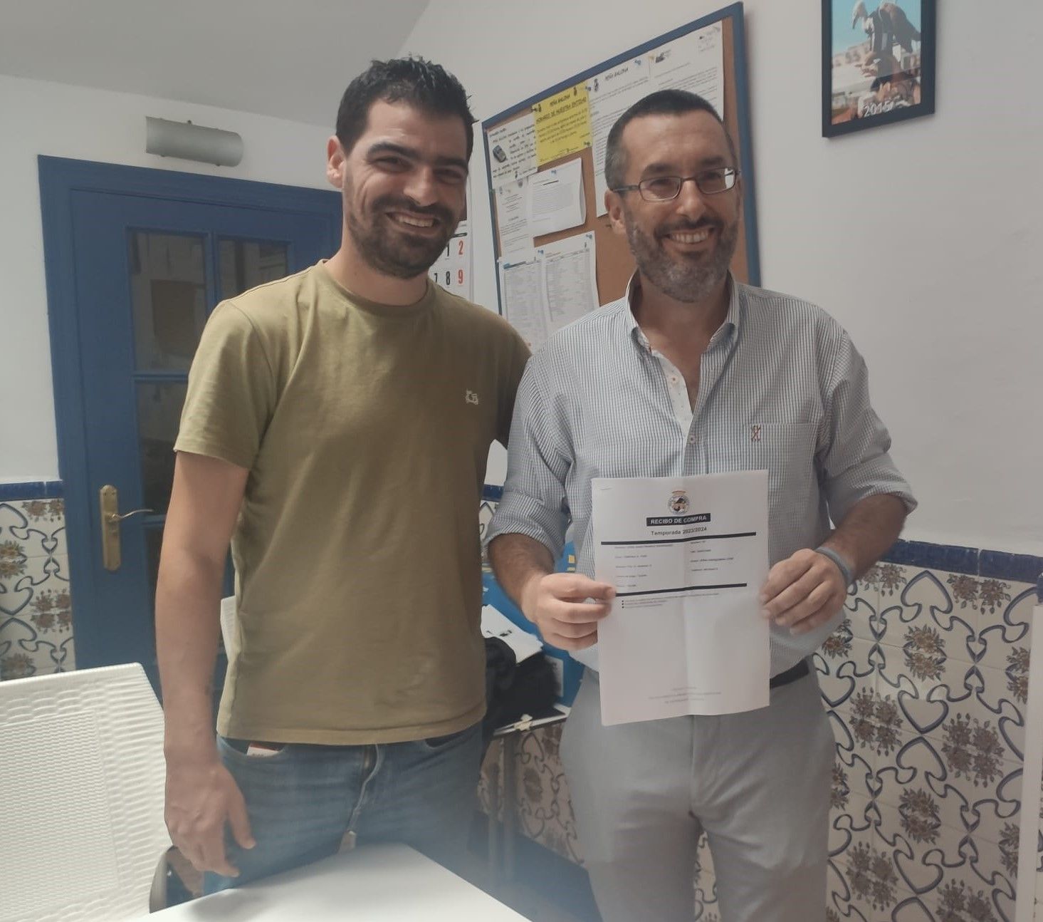 El alcalde de La Línea de la Concepción ha recogido su abono de la Balona para el curso 23/24