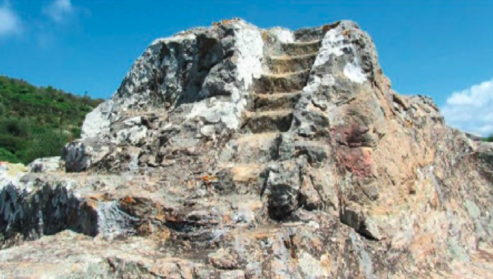 Consideraciones artísticas y arqueológicas respecto al vaciado en piedra en el extremo sur peninsular. En esta imagen, tumba cavada en una roca desplazada en el Campo de Gibraltar. Foto: IECG.