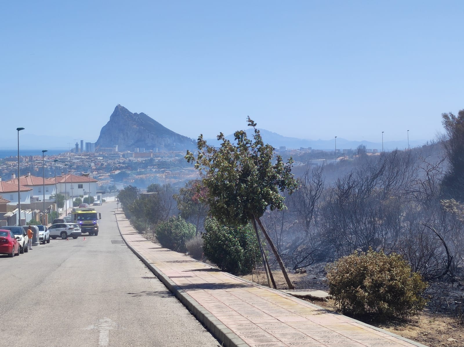 Estabilizado el incendio urbano en Santa Margarita en La Línea. Foto: S. D. / 8Directo. 