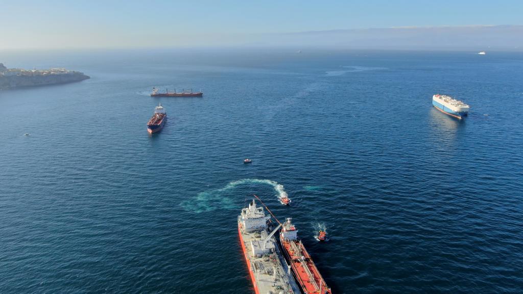 La Autoridad Portuaria de Gibraltar ha puesto en marcha un plan de contingencia para derrames de petróleo junto con el Departamento de Medio Ambiente tras un vertido de petróleo en la Bahía de Gibraltar esta mañana