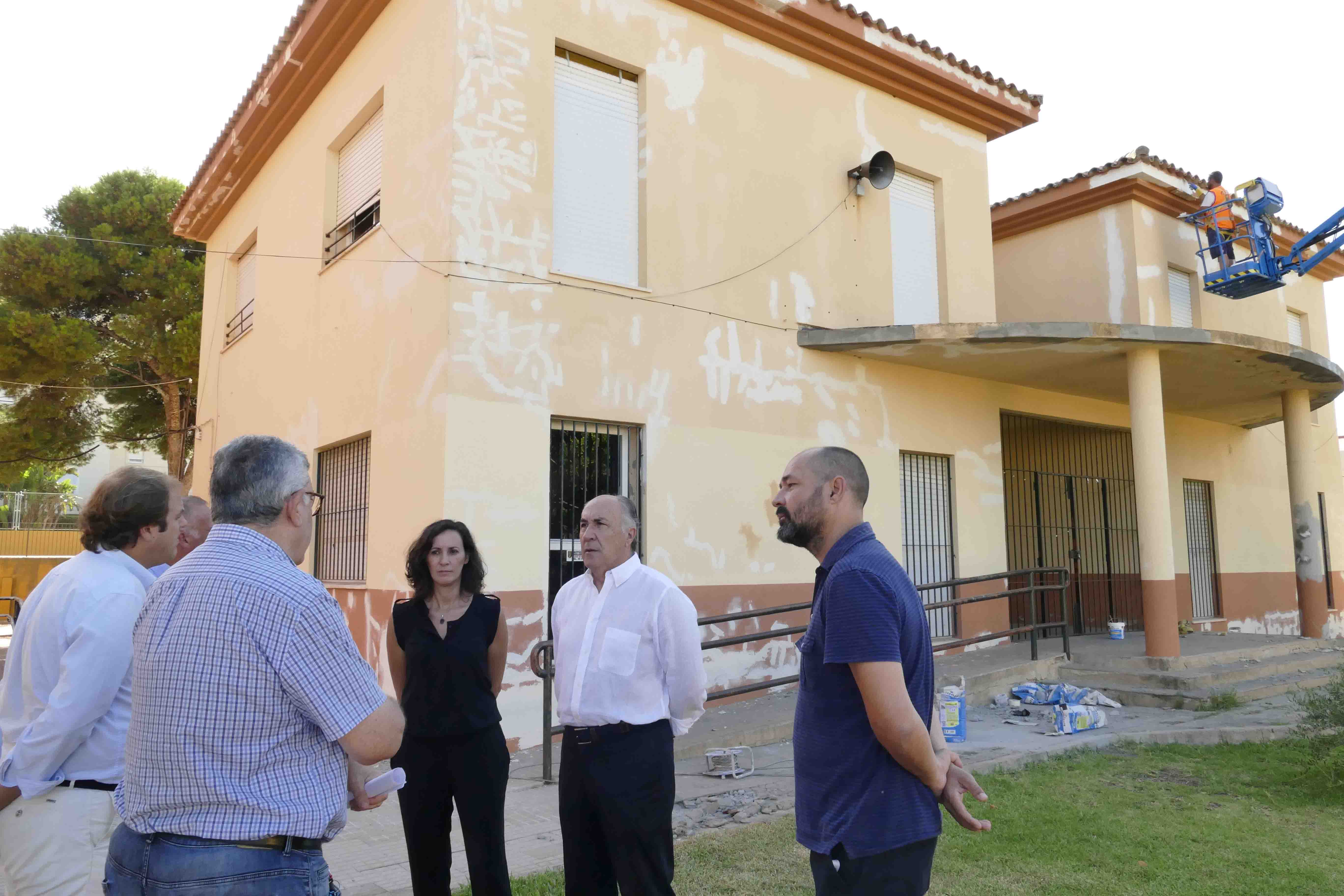 El colegio San Bernardo lleva a cabo obras de rehabilitación de las cornisas y el pintado exterior