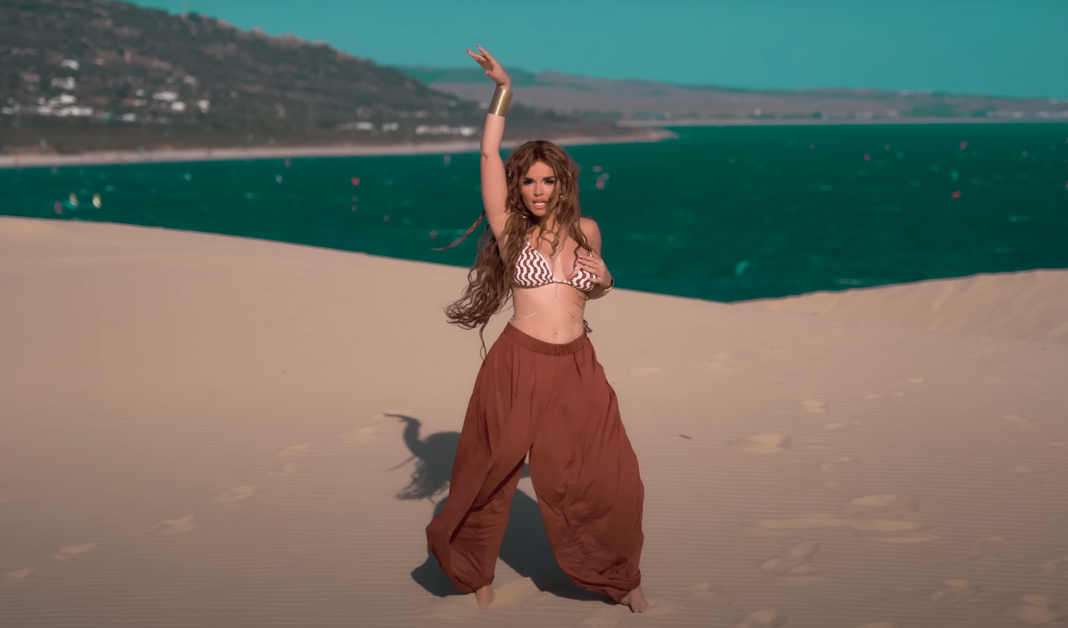Melody en Tarifa. Fotograma de su último trabajo, 'Y ese niño 2.0', cuyo videoclip ha sido rodado en diferentes zonas tarifeñas y cuenta como protagonista a jóvenes algecireños. 