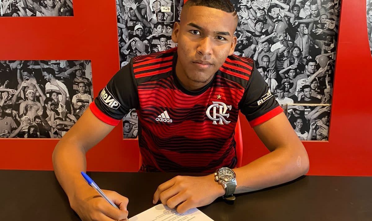 El colombiano César Alejandro Benavides, el día de su fichaje, con 17 años, en el Flamengo brasileño