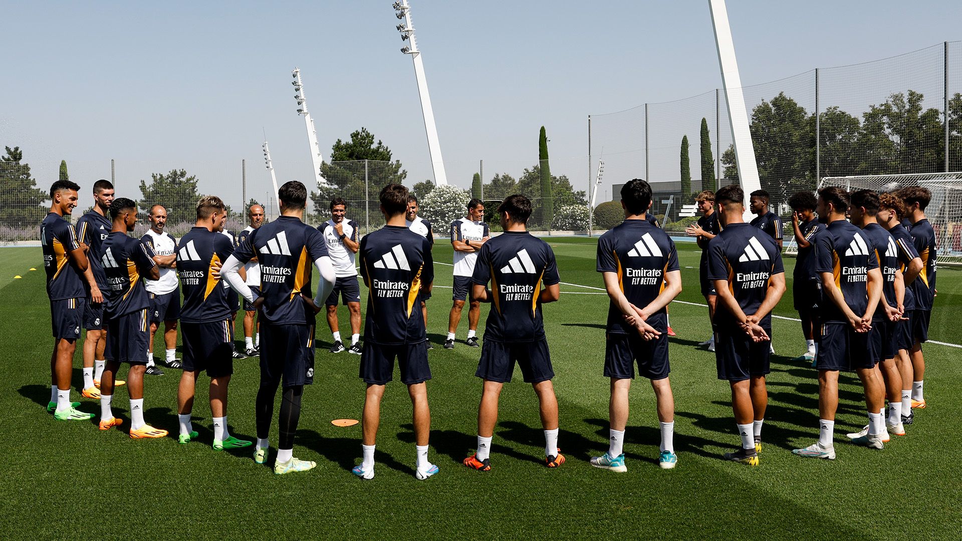 Reunión de Raúl González con la plantilla del Real Madrid Castilla 23/24 sin la presencia de Álvaro Leiva
