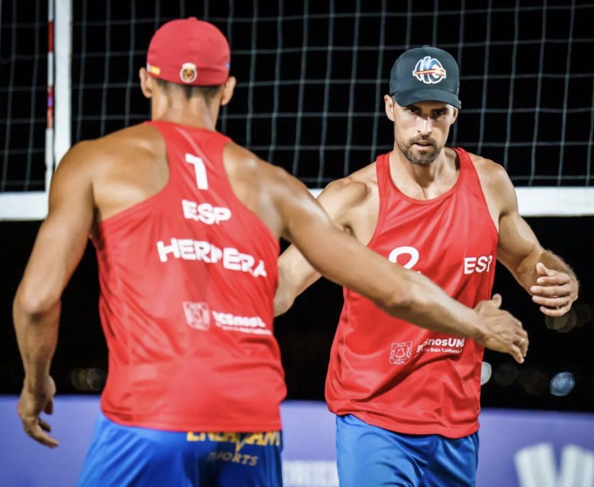 El sanroqueño Adrián Gavira, de cara, choca la mano a su compañero Pablo Herrera