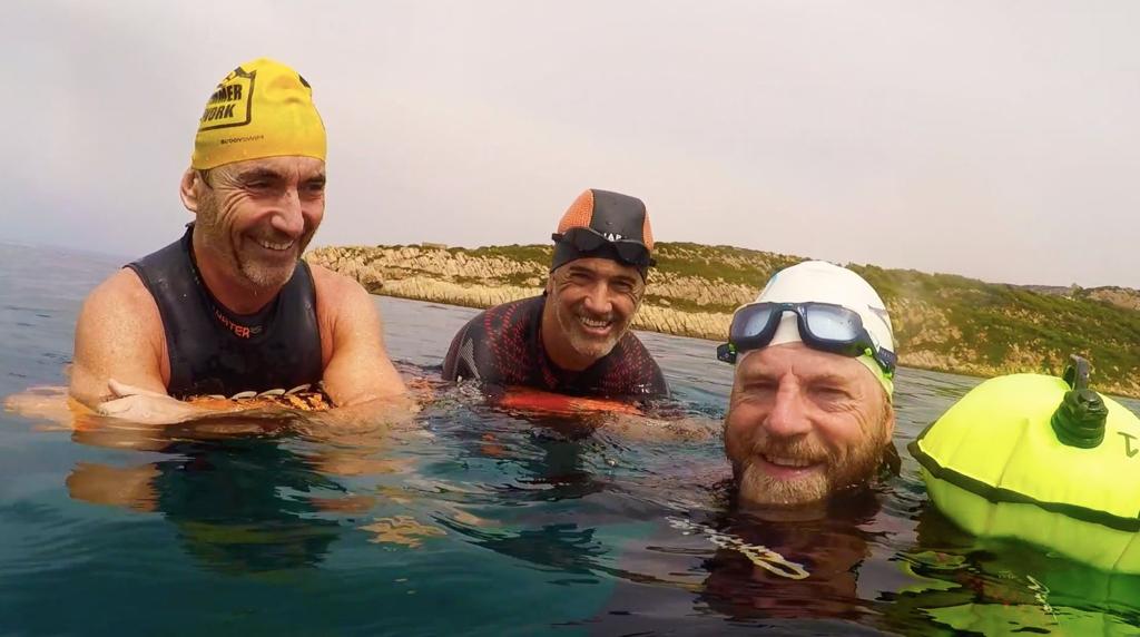 Inaki Guezuraga (i), Ignacio Soto (c) y James Stuart (d), junto a Ricardo Arana, cruzarán a nado el Estrecho de Gibraltar por una buena causa