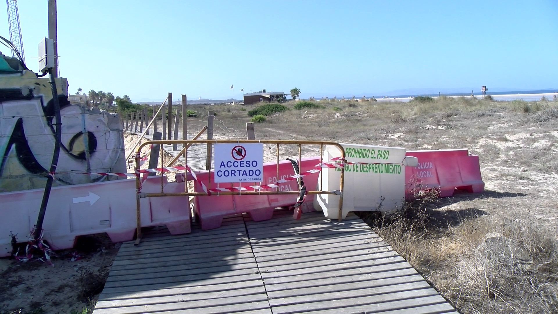 Limitado el acceso y paseo sobre el tramo de la pasarela junto al estadio municipal de fútbol "Antonio López Púa". Tarifa. 