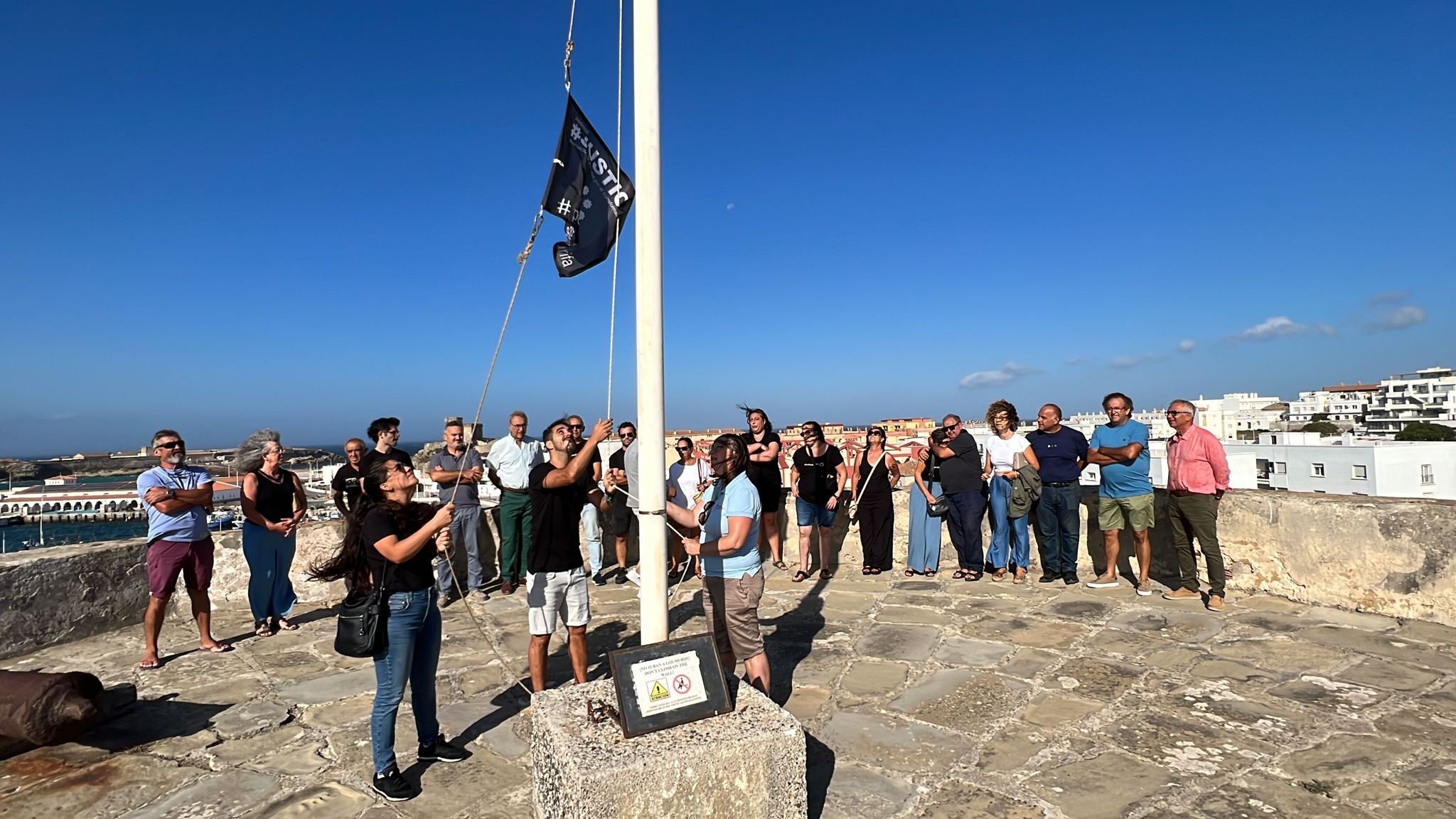 Un código QR y el izado de una bandera recuerdan a “Los ocho de Tarifa” en el sexto aniversario de la tragedia