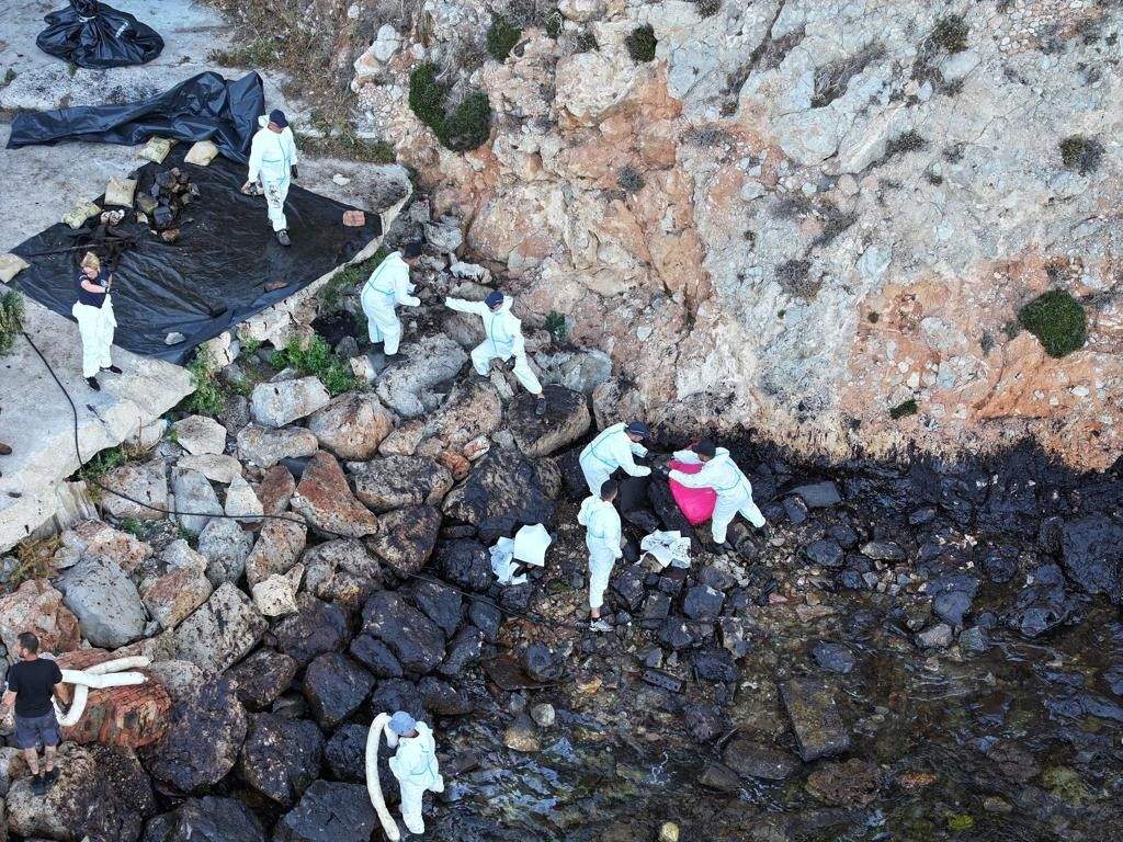 Gibraltar destaca avances en la limpieza del vertido de 'Gas Venus' durante el fin de semana