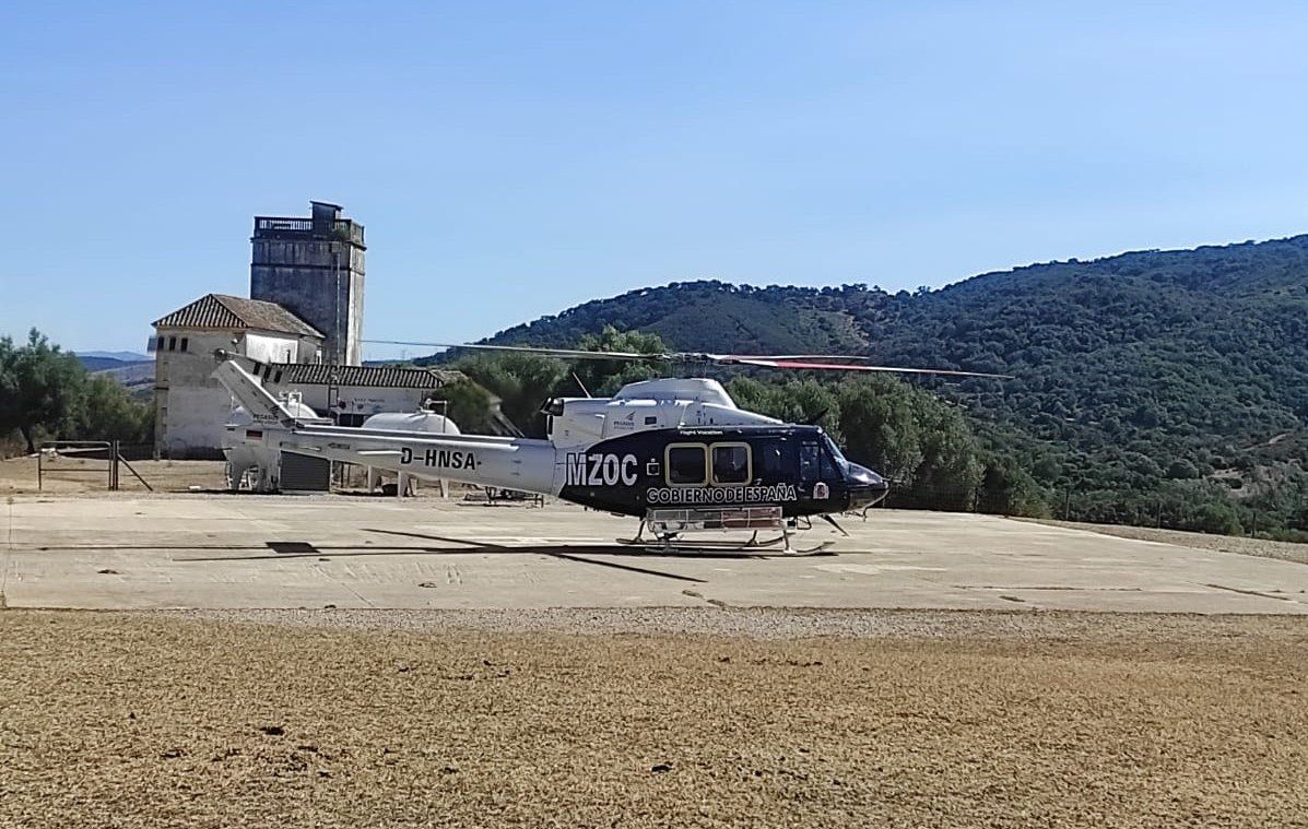 El nuevo helicóptero contra incendios en la base de La Almoraima. Landaluce lamenta la pérdida de capacidad operativa que supone la sustitución del helicóptero contra incendios