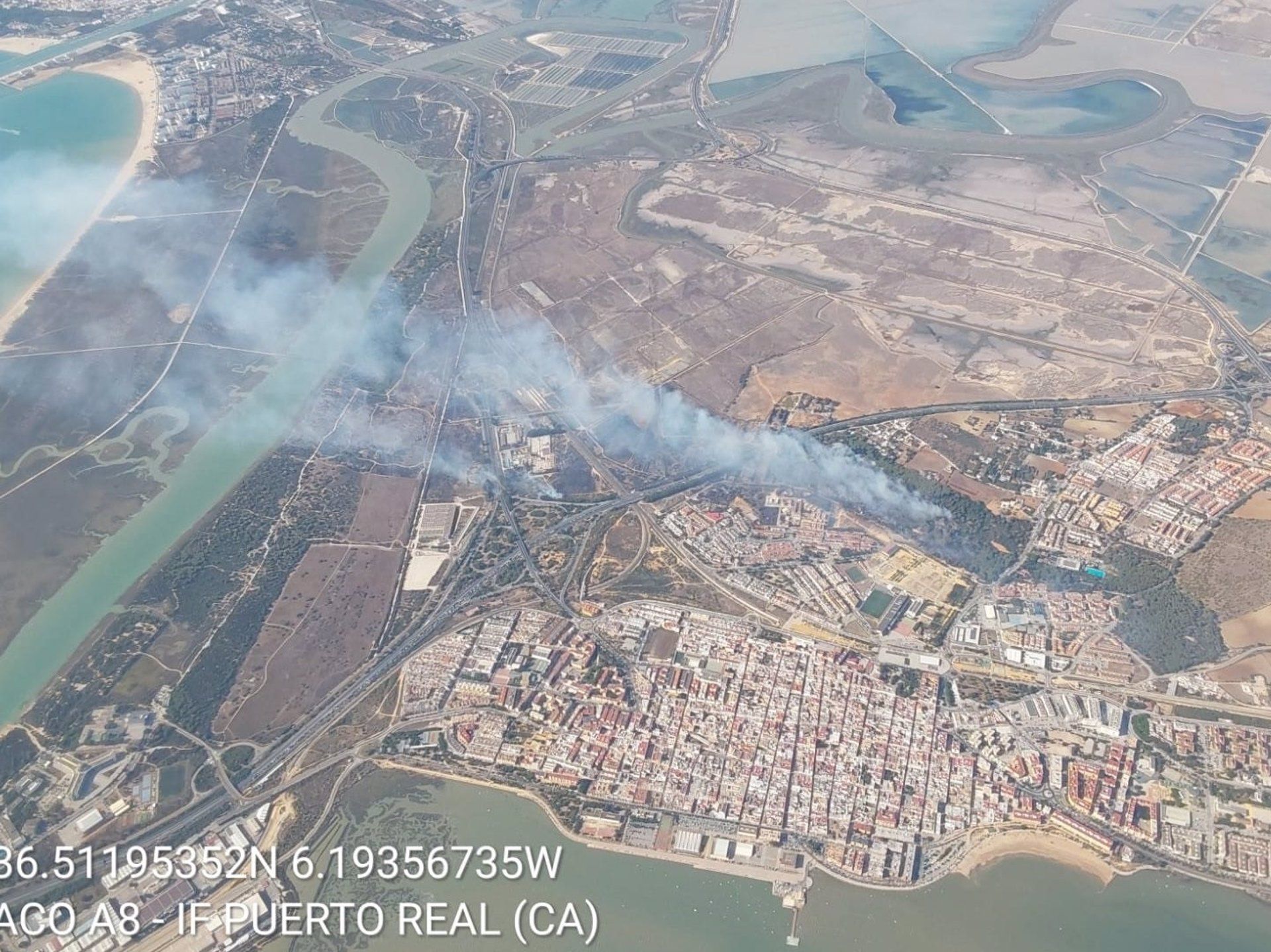 Declarado un incendio forestal en Puerto Real que obliga a cortar la AP-4 en el kilómetro 104