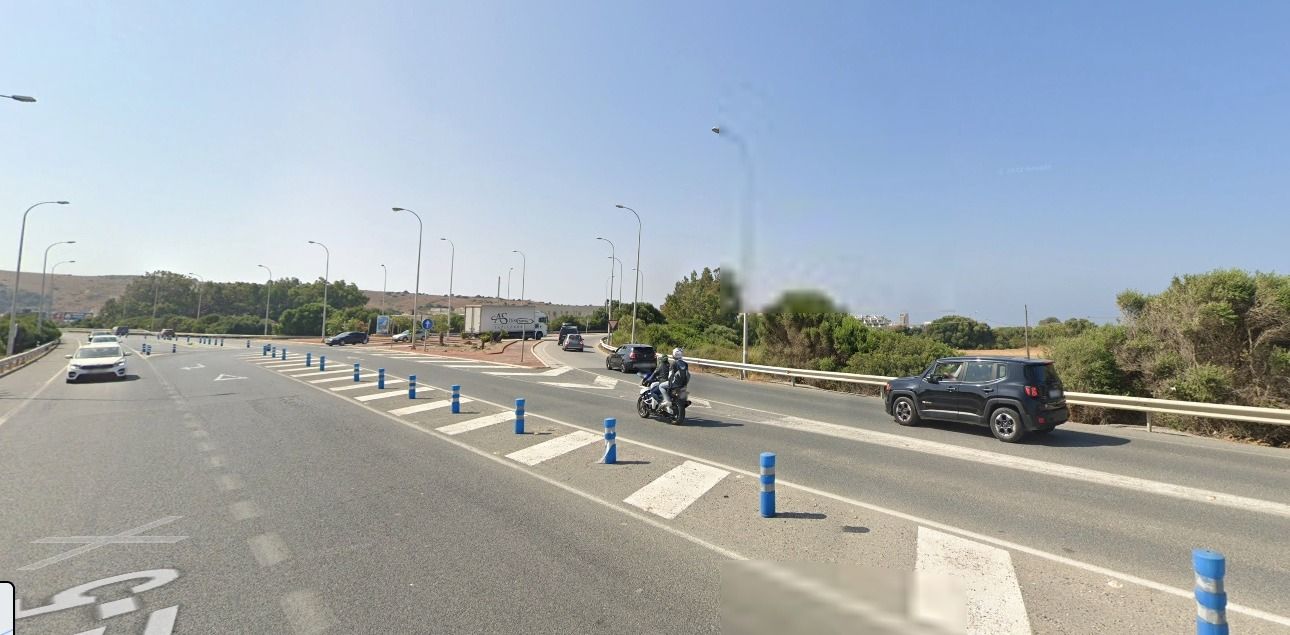 cruce Sanitarios intervienen en un nuevo accidente en la N-340 entre un coche y una moto. Imagen de Google Maps del cruce de Tarifa.