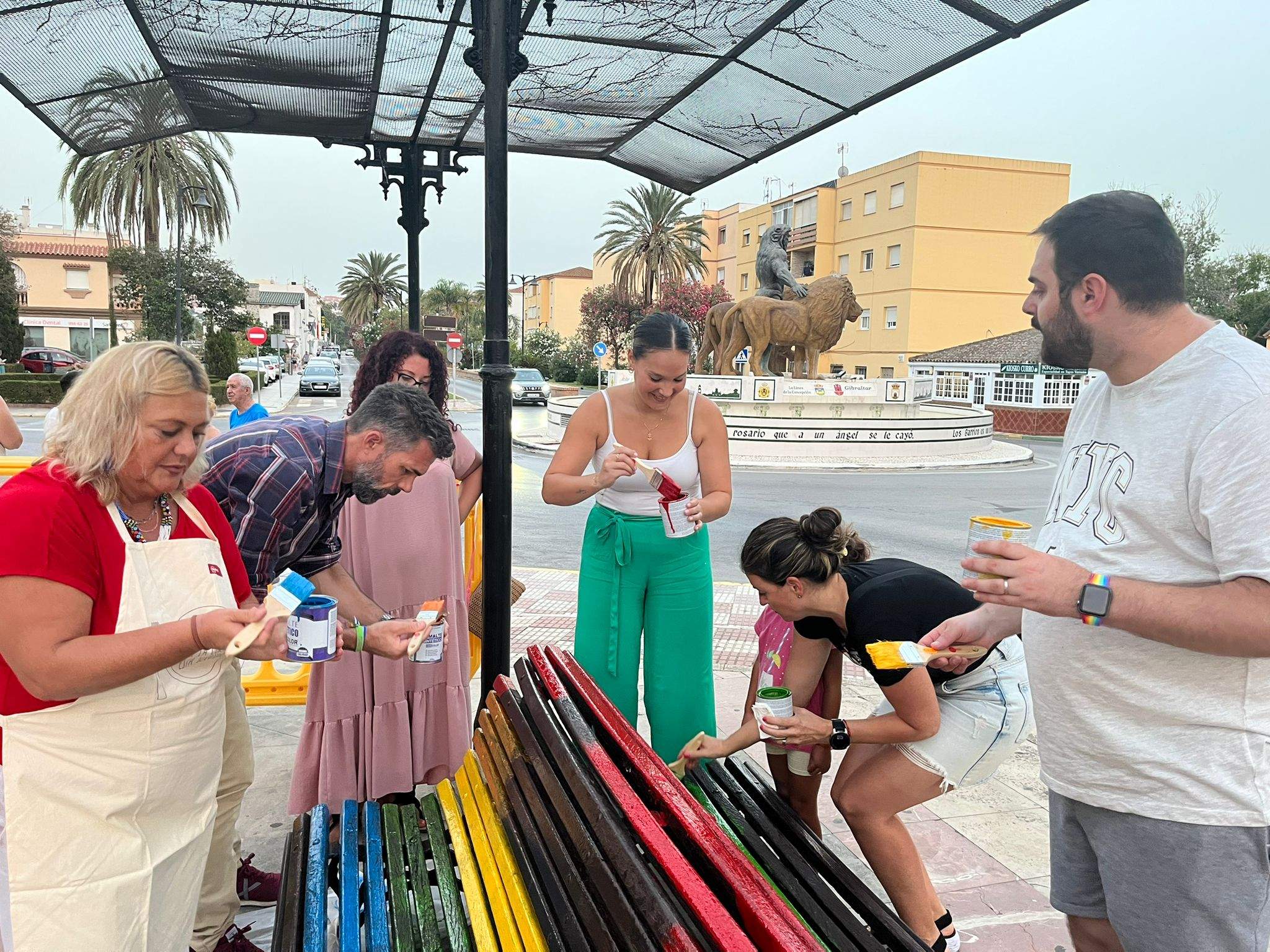 El II Orgullo Barreño pinta un banco de Los Barrios con los colores del arco iris 