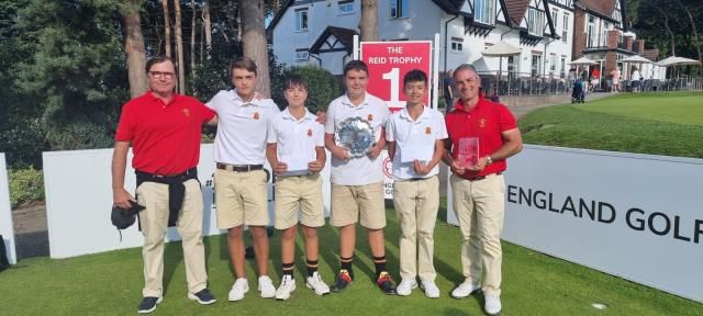 El castellonense Juan Miró posa con el título en el Reid Trophy junto al resto de jugadores españoles, entre ellos Luis Del Rosal, del CG La Cañada
