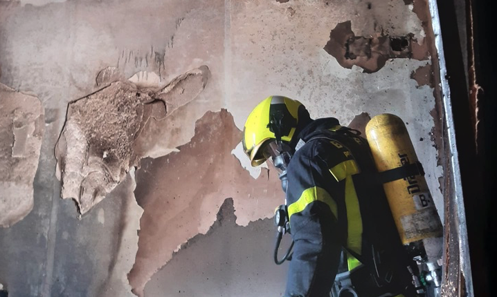 Bomberos intervienen en un incendio de vivienda en la Avenida del Estrecho en La Línea