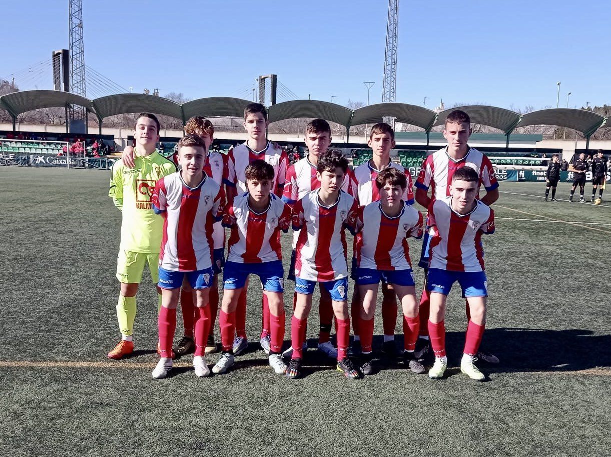 Formación del infantil del Algeciras CF de la temporada pasada en casa del Real Betis