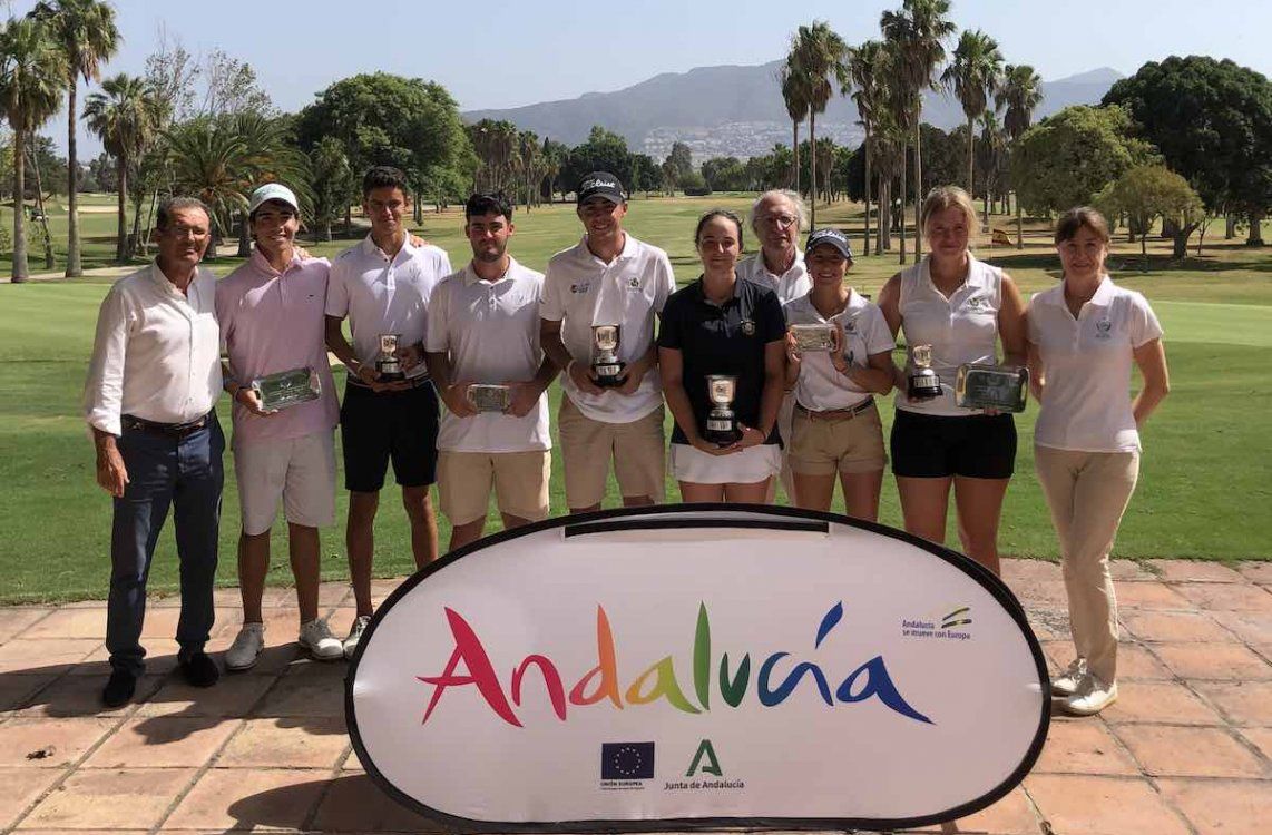 Alberto Baños Ramos, segundo por la izquierda, con el premio al mejor en la modalidad 'stroke play'