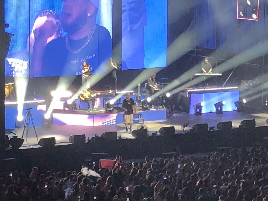 El Maka llena la Plaza de Toros con más de 7.000 jóvenes en el primer concierto del Cabaret Festival. Foto: 8Directo