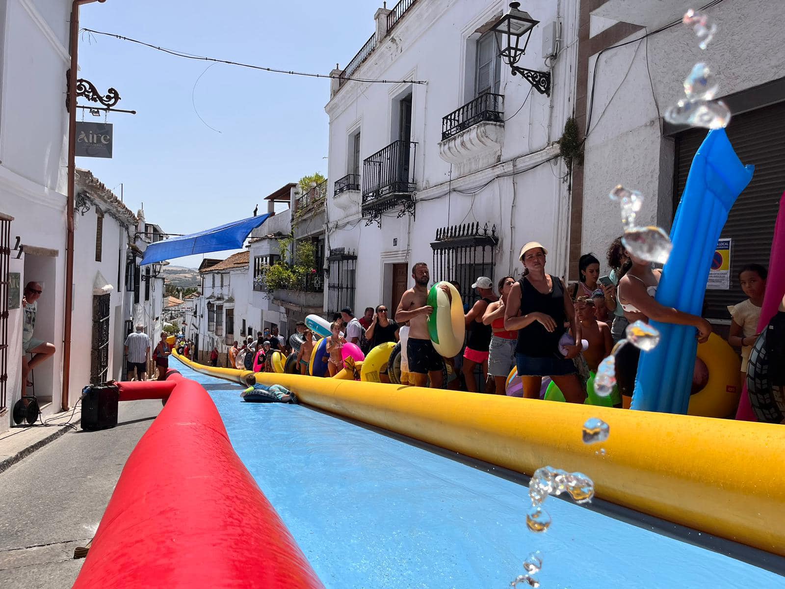 Jimena lo pasa en grande en su fiesta del agua de la Feria de Agosto 2023. Foto: 8Directo.