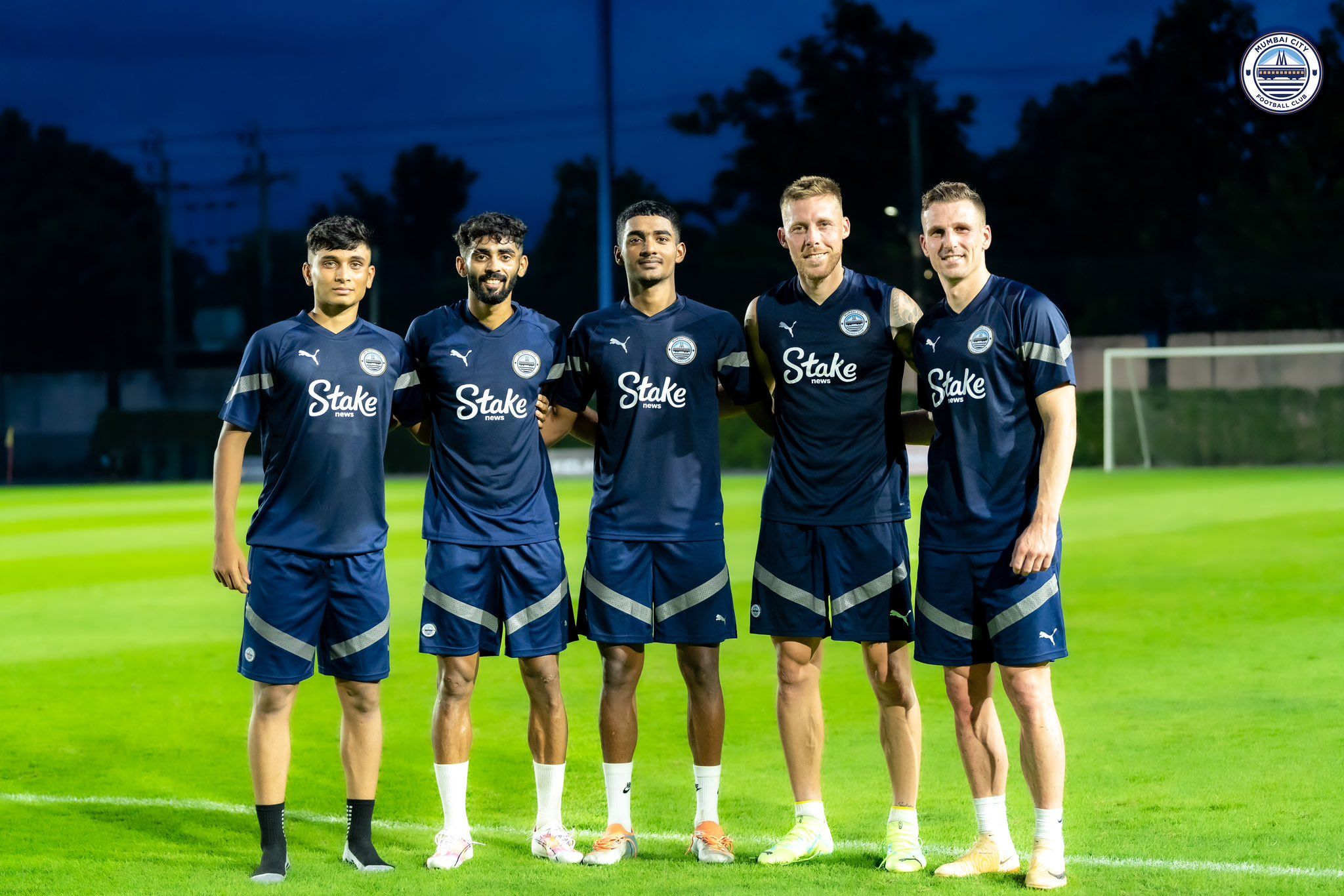 El barreño José Luis Espinosa 'Tiri', segundo por la derecha, junto a alguno de los nuevos fichajes del Mumbai FC