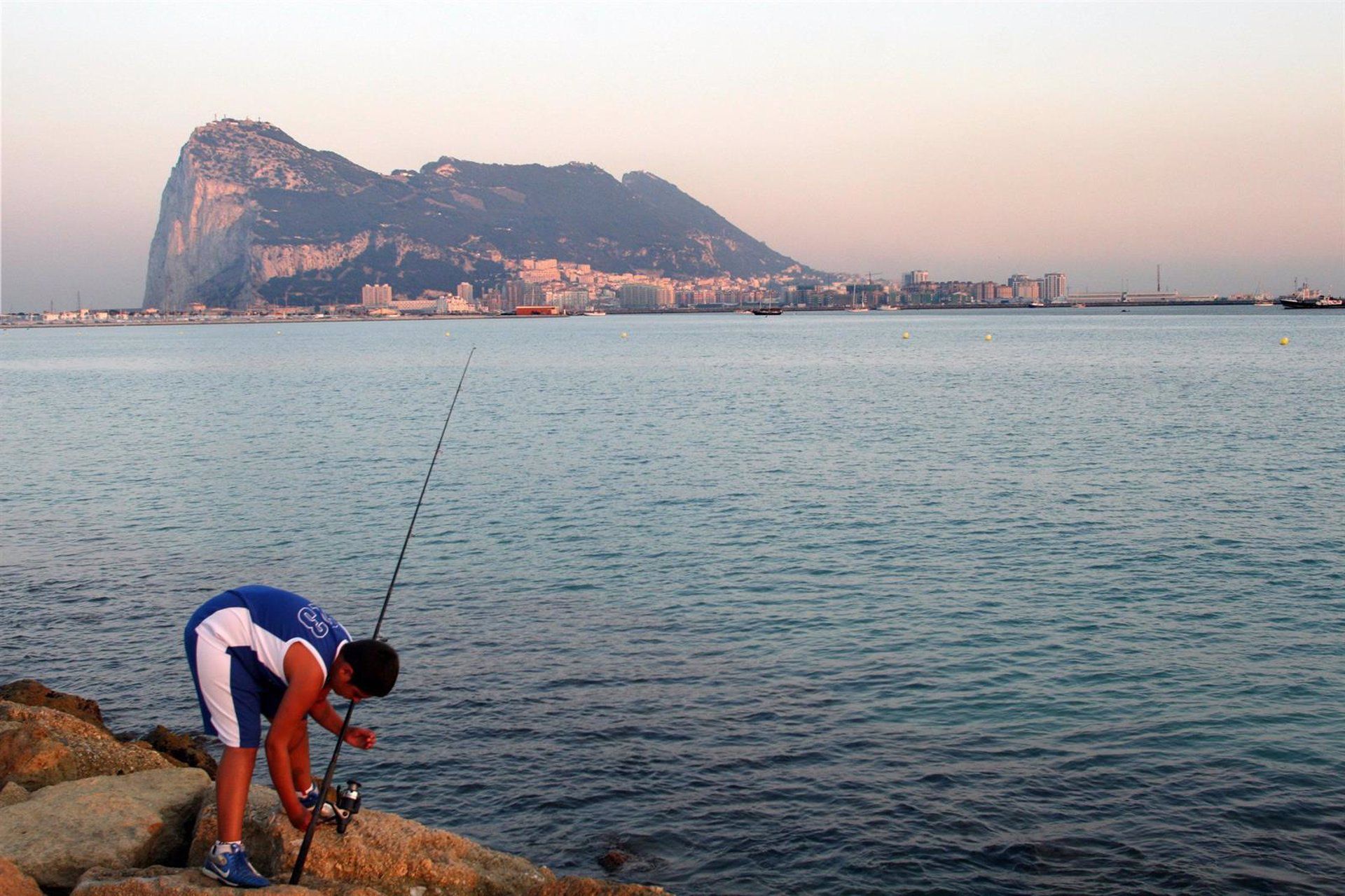 El Peñón de Gibraltar. Gibraltar alerta de la entrada de un buque de la Armada Española en aguas del Peñón