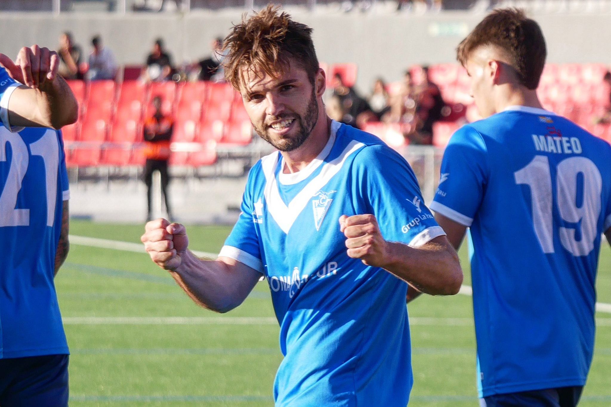 Fran Carbià, nuevo jugador de la RB Linense, celebra un gol con el CF Badalona