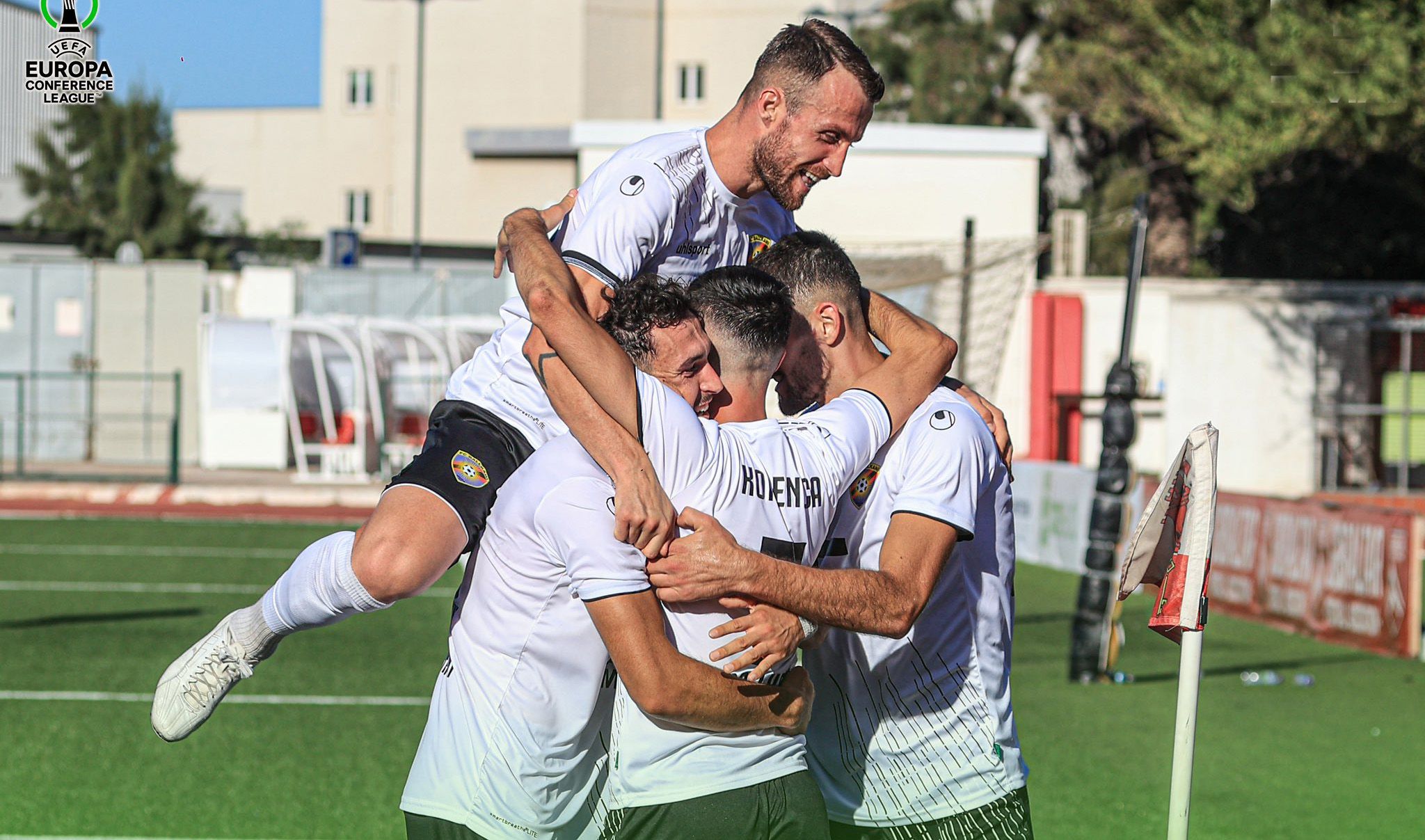 Los jugadores del FC Ballkani celebran uno de sus goles al Lincoln Red Imps