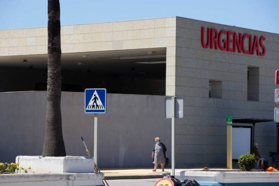 Una mujer es trasladada al hospital de La Línea tras ser apuñalada en un bar .