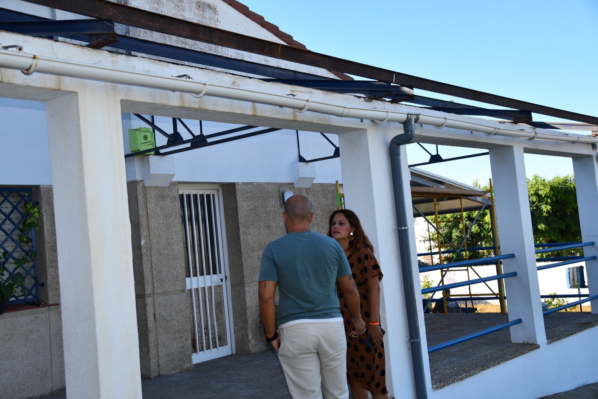 El Ayuntamiento invierte unos 6.000 euros en obras en el porche del colegio de Campamento.