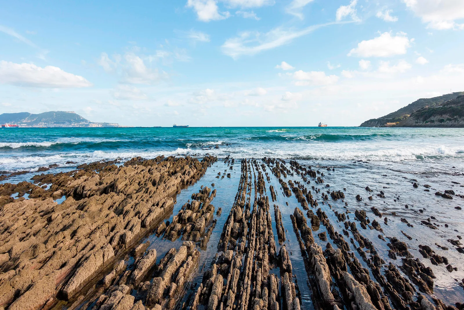 El Parque Natural del Estrecho y Los Alcornocales, un paseo por la era de los dinosaurios. En esta imagen, el flysch de Algeciras. Foto: Condé Nast Traveler. 