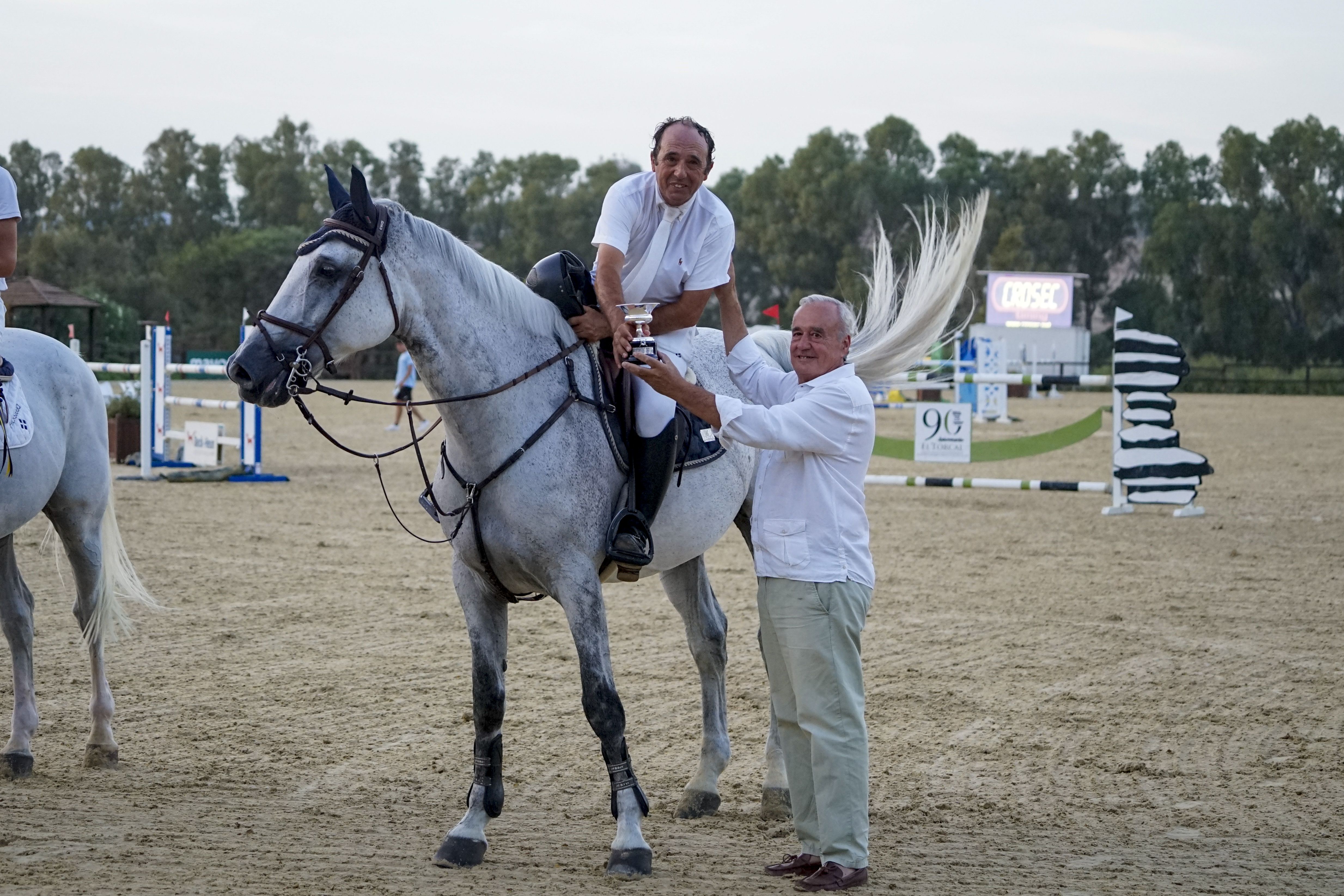 Diego Porres Solís, con 'Halifax', recibe el trofeo de ganador en la altura de 1,35 metros