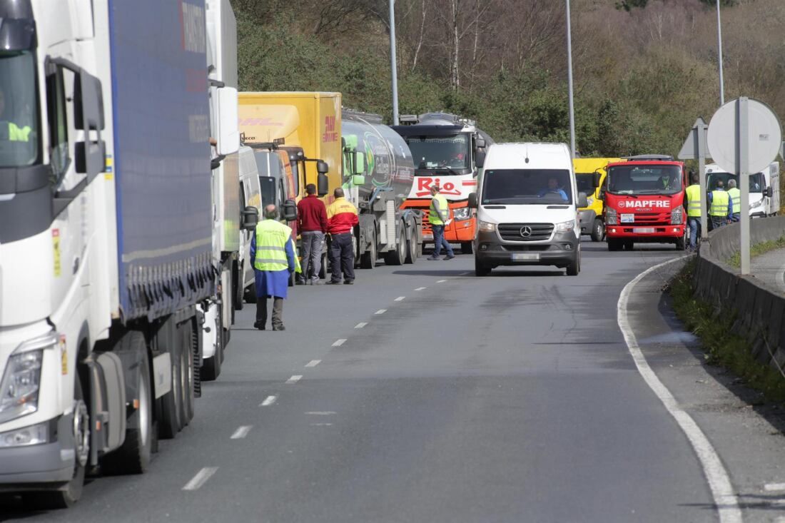 Varios camiones parados en el arcén en uno de los accesos al Polígono de O CEAO, en una huelga indefinida del transporte de mercancías, a 14 de marzo de 2022, en Lugo, Pontevedra (España). - Carlos Castro - Europa Press