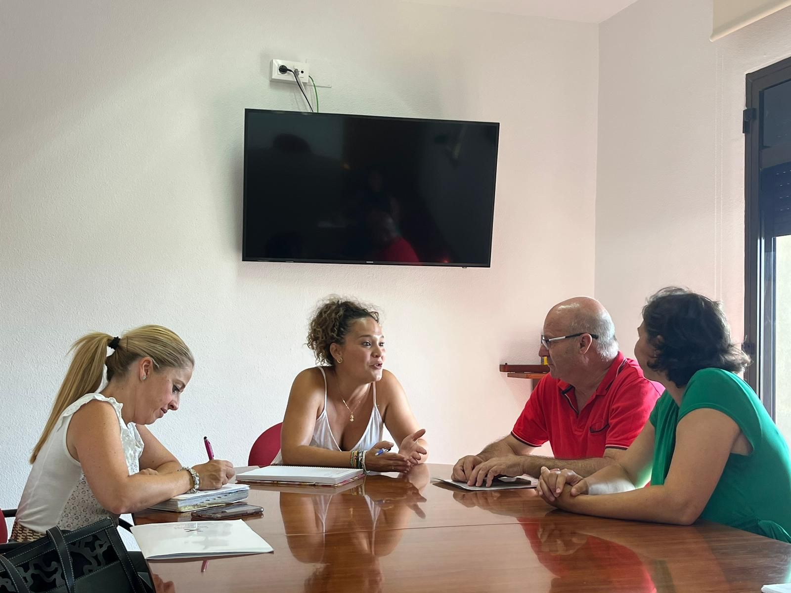 Los Barrios y la Asociación de Familiares de Enfermos de Alzheimer estrechan lazos de colaboración.