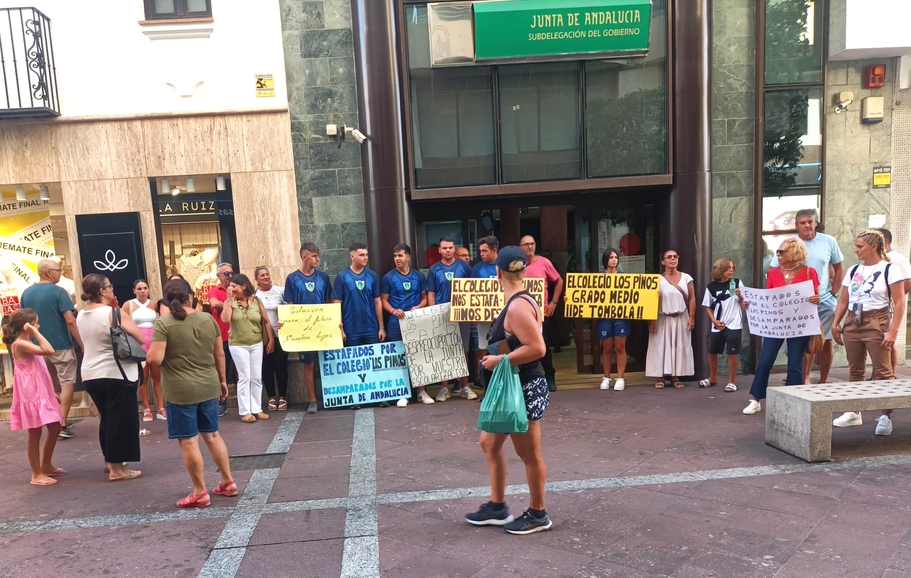 Protesta padres colegio Los Pinos ante Subdelegacion Junta.
