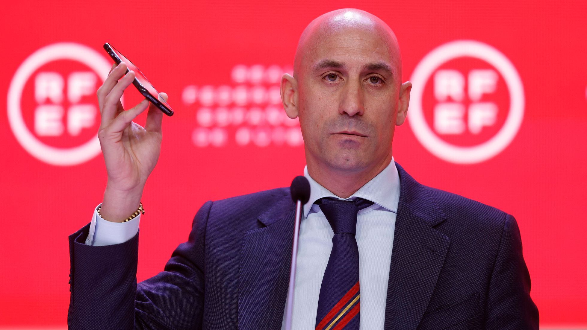 La FIFA suspende con carácter provisional a Luis Rubiales "de toda actividad".