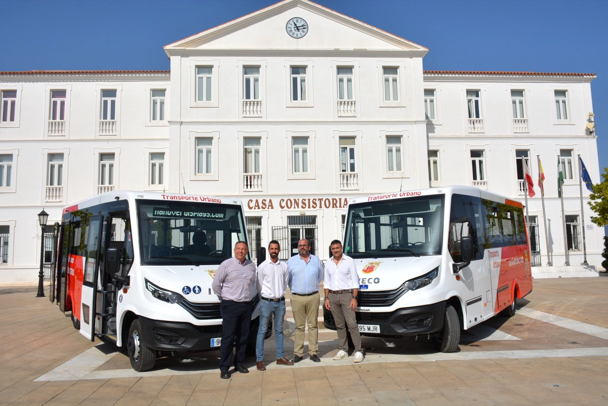 San Roque incorpora dos nuevos autobuses urbanos, adaptados y con capacidad para 35 viajeros.