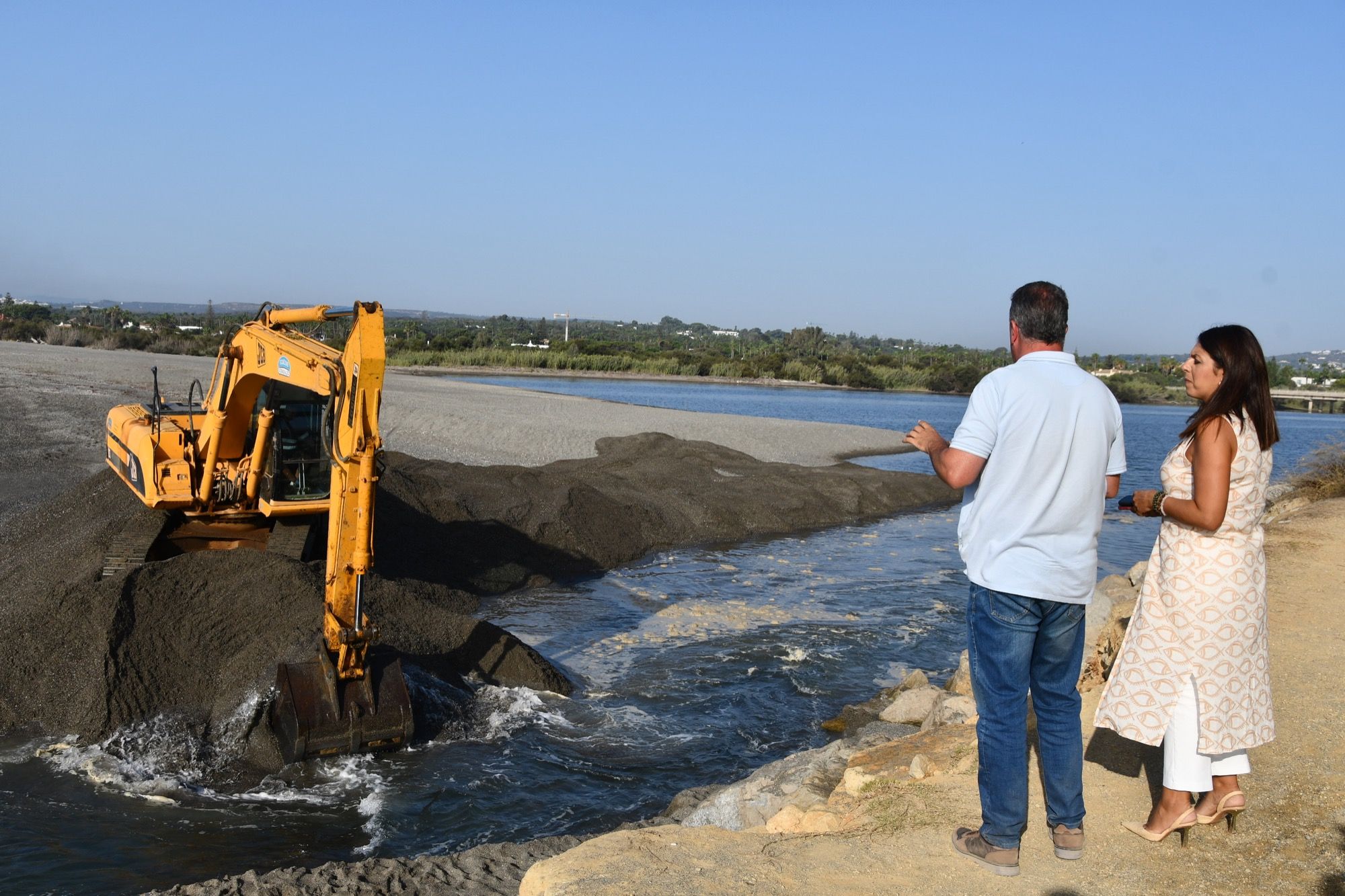 El Ayuntamiento de San Roque vuelve a abrir la bocana del río Guadiaro.