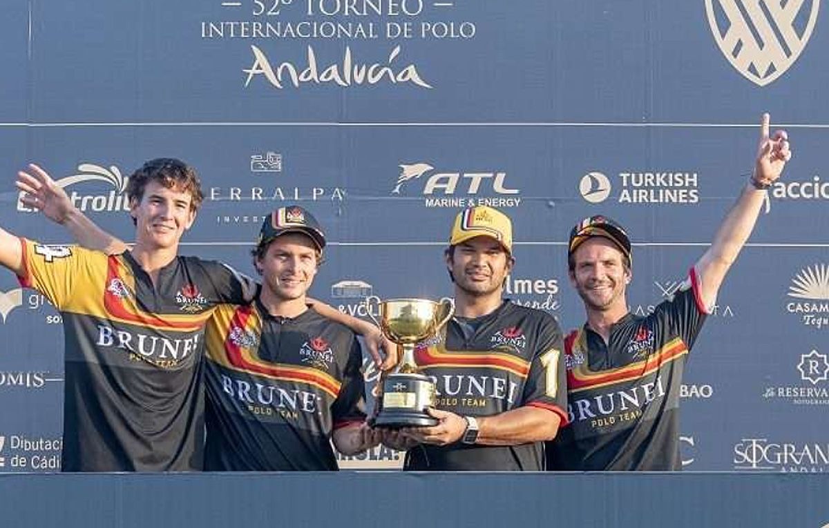 El cuarteto de Brunei Polo Team posa con el título de campeón de la Copa de Oro de Mediano Hándicap del 52º Torneo Internacional de Polo Andalucía/Foto: Mat Callejo