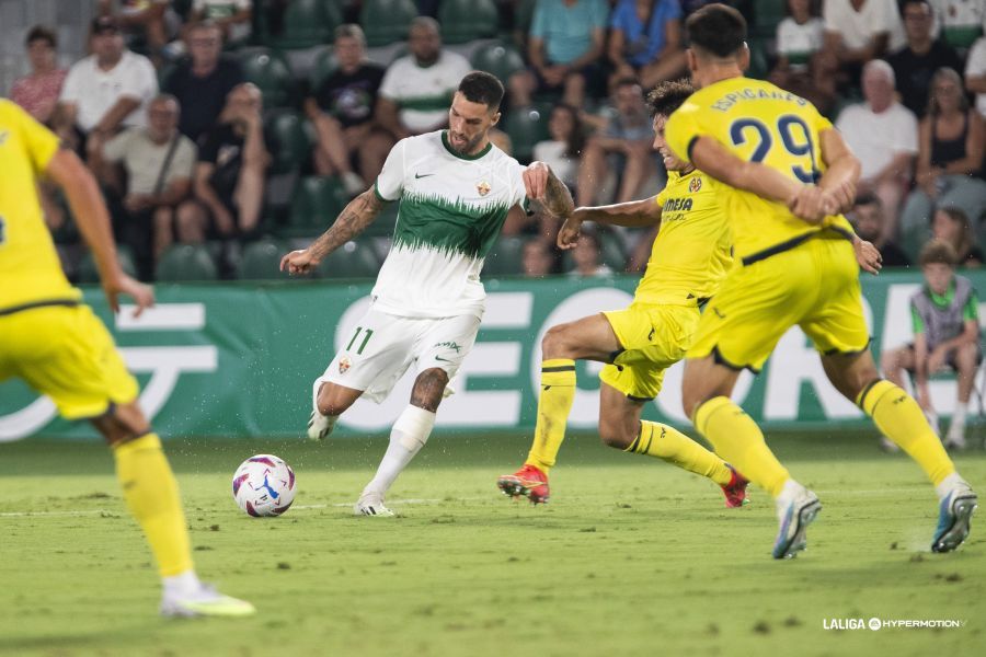 El linense 'Tete' Morente intenta el disparo en el encuentro de hoy ante el Villarreal CF B/Foto: LaLiga Hypermotion