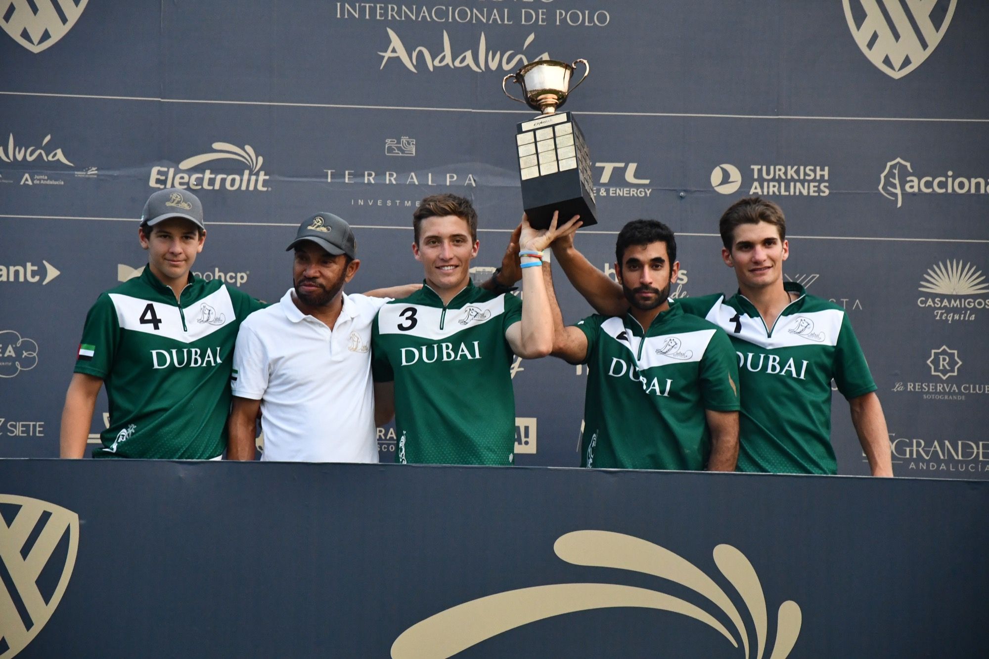 Los jugadores de Dubai levantan el título de campeón de la Copa de Oro de Alto Hándicap
