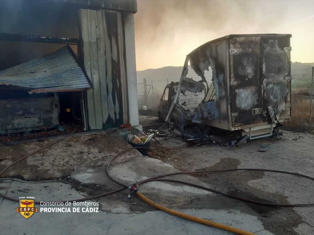 Arde una carpintería en San Martín del Tesorillo.