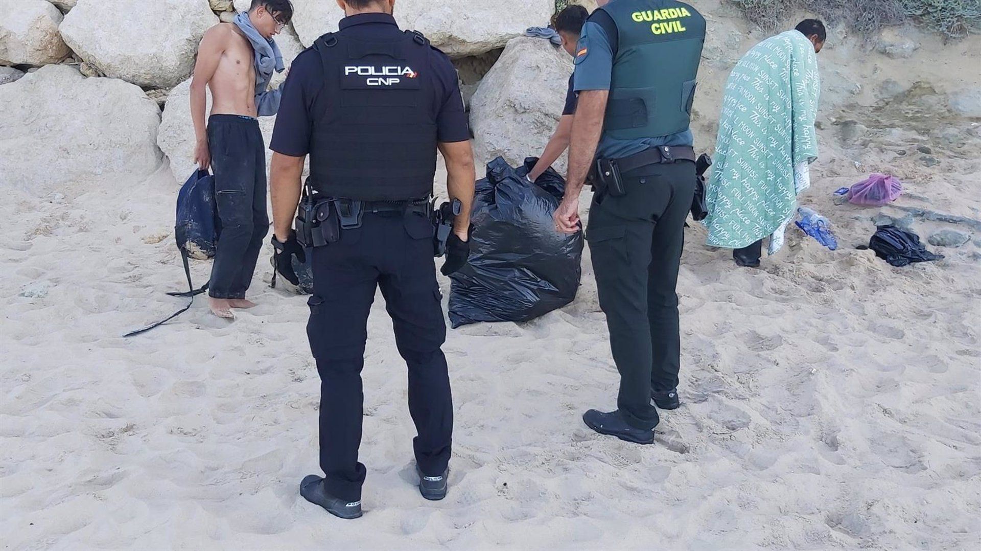  Localizan el cadáver de un migrante a la deriva cerca de Conil y siguen desaparecidos otros dos.