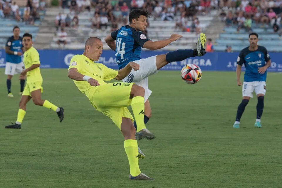 Lolo González despeja el balón ante el isleño Fullana en un lance del San Fernando CDI frente a la AD Ceuta FC/Foto: deportedelaisla