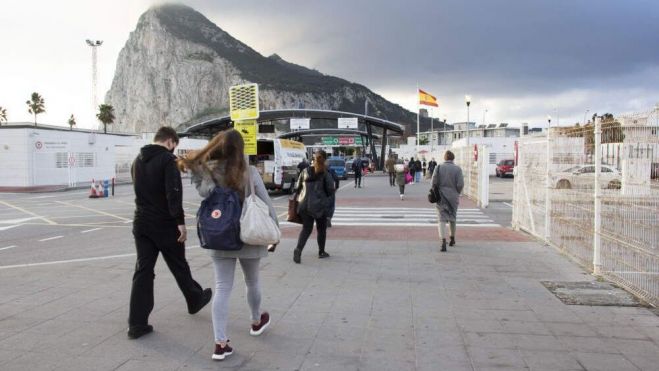 Peatones cruzan la frontera con Gibraltar. Peatones cruzan la frontera con Gibraltar.
