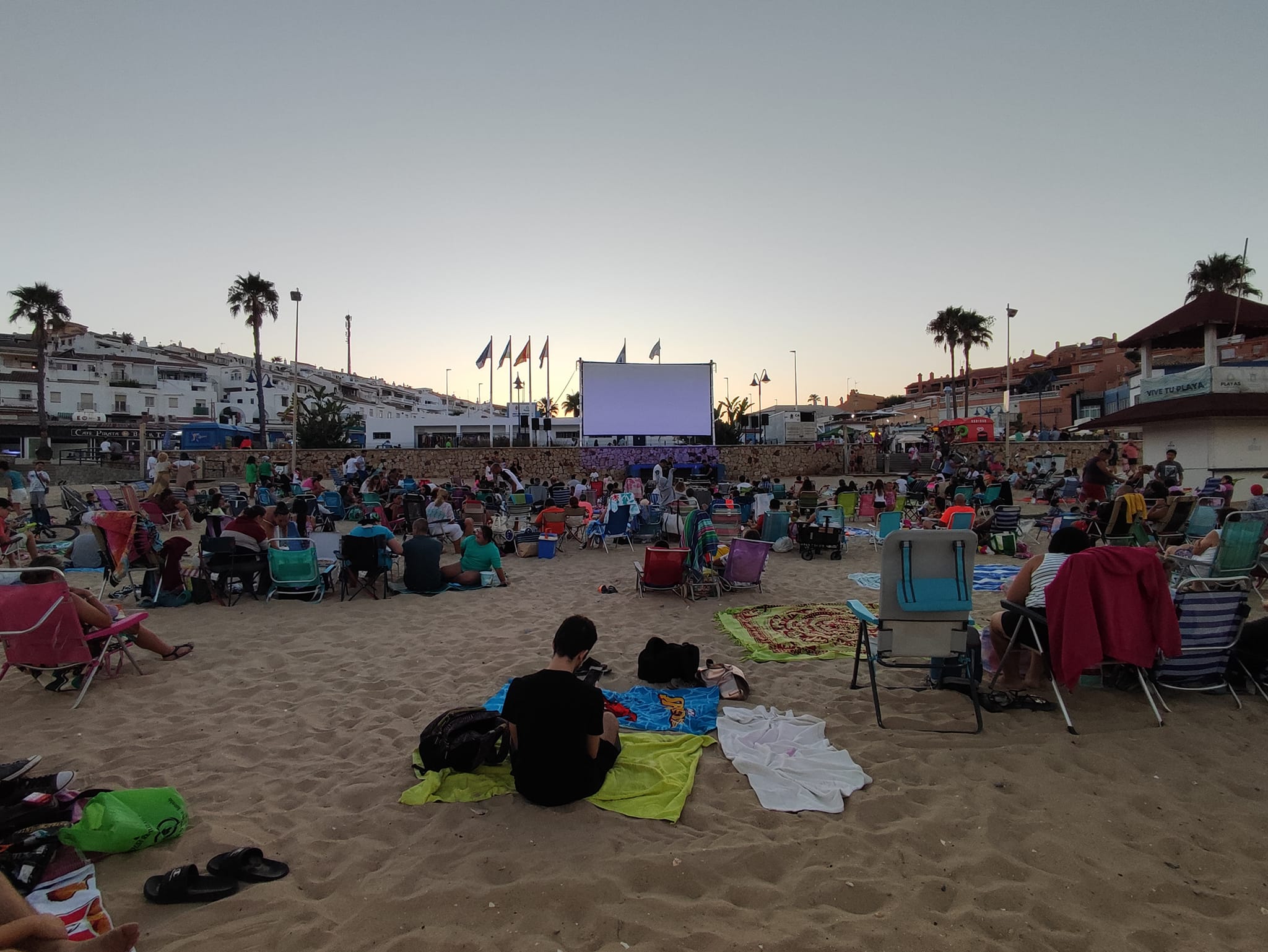 Imagen de archivo de una edición pasada del cine de verano en la playa de Getares. Imagen de 8Directo.