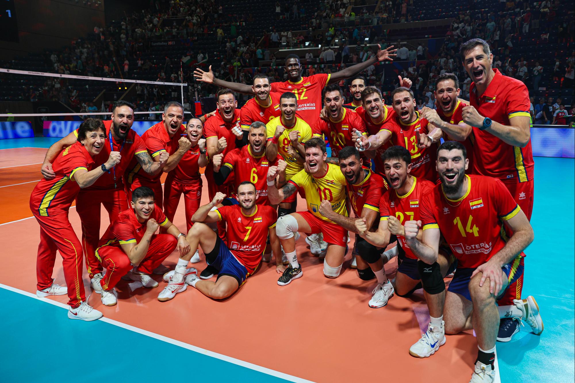 España, con el sanroqueño Andrés Villena, festeja su triunfo ante Bulgaria en el inicio del Campeonato de Europa