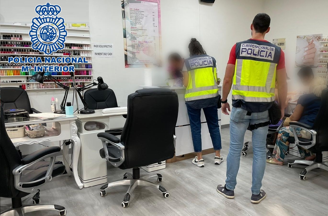 La Policía detiene a propietarios de centros de estéticas de La Línea por vulnerar derechos de trabajadores. Foto: Policía Nacional. 
