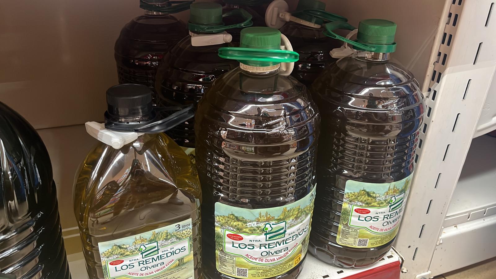 Garrafas de aceite con alarma en un supermercado de Algeciras. Foto: Belén Jiménez/8Directo.
